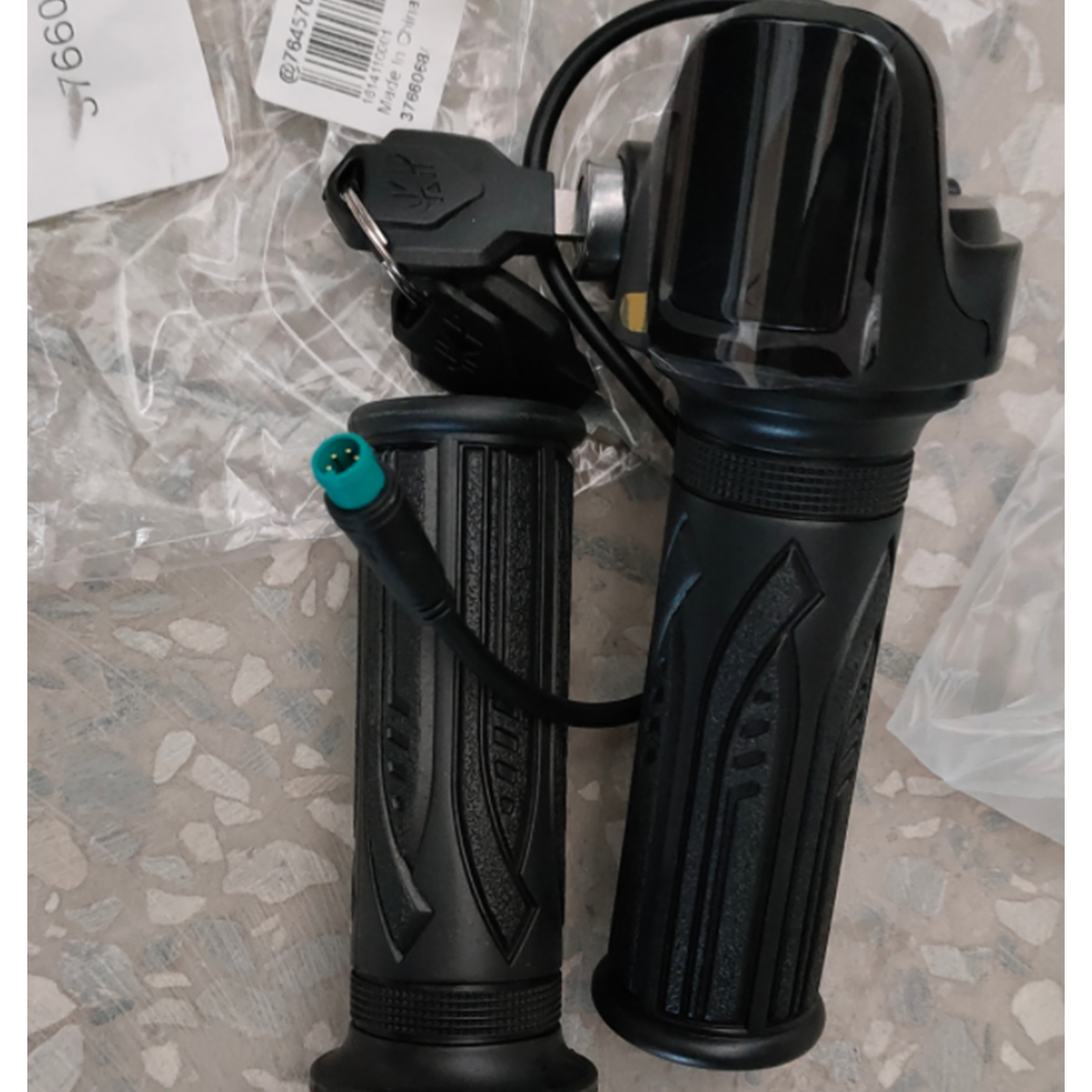 Accelerator grip with instrument for i12